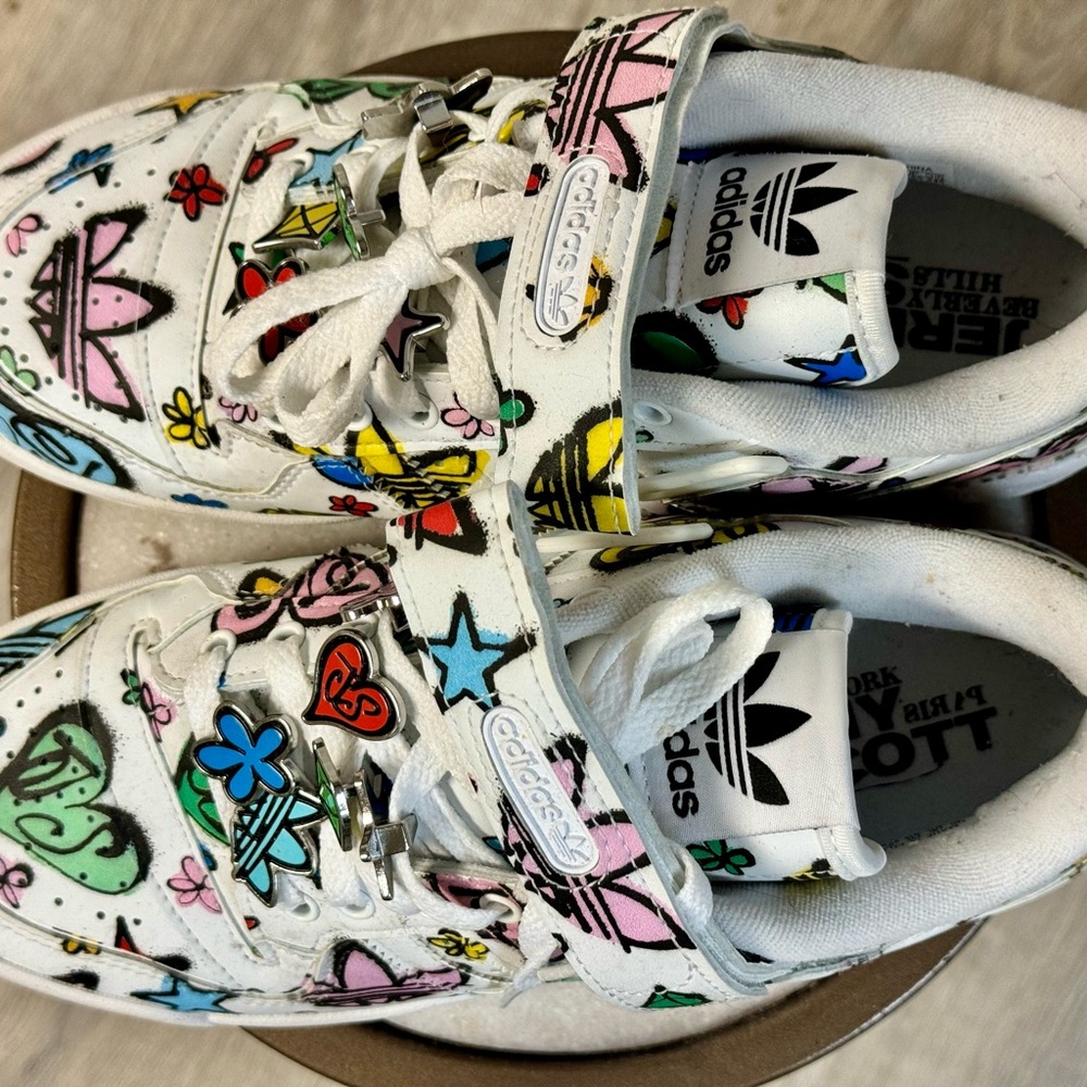 adidas Originals x Jeremy Scott Forum 84
Low sneakers in all over print